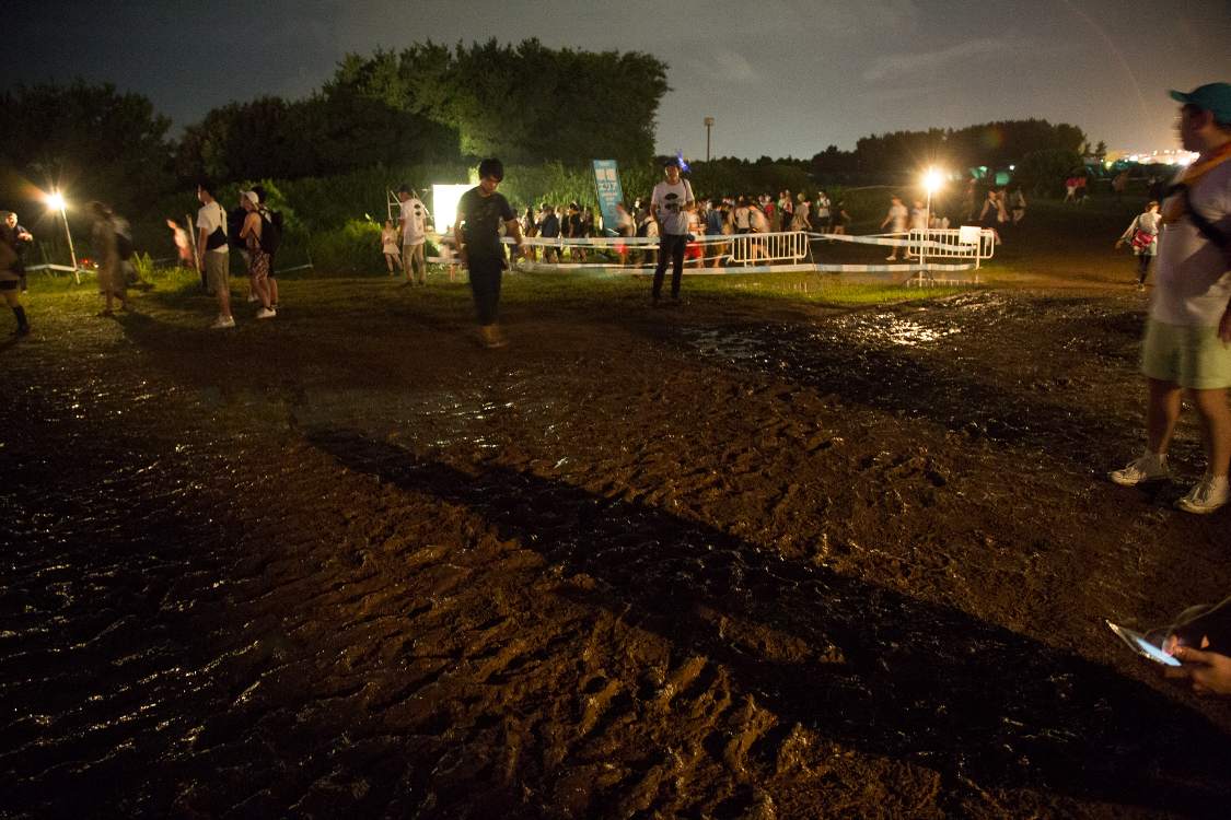 ガーデンステージを通ったあと別の会場に行くと、泥でかなり汚れるのではないかと思います。