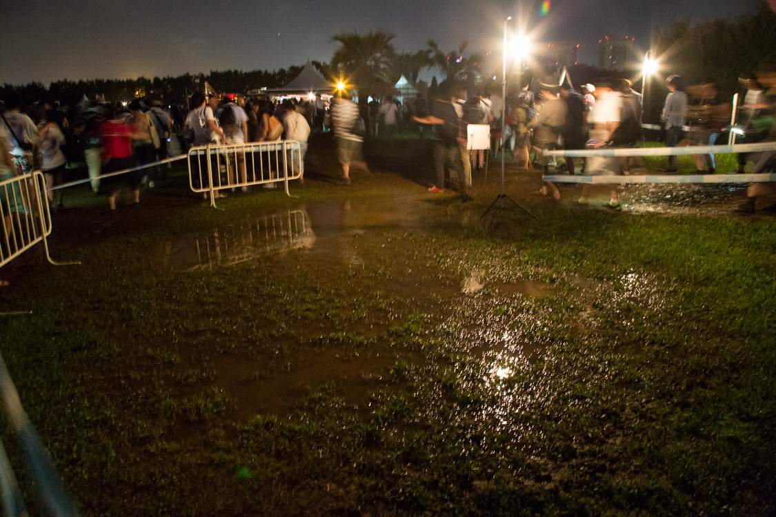 導線ではないところは水たまりが深い。