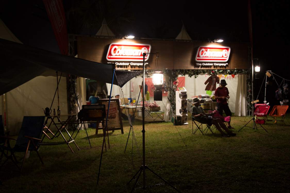 キャンプサイト運営に協力するコールマンのテント。