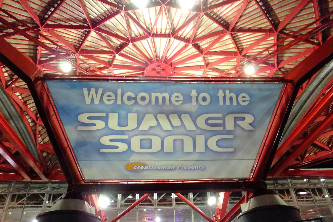 幕張メッセの入場口。