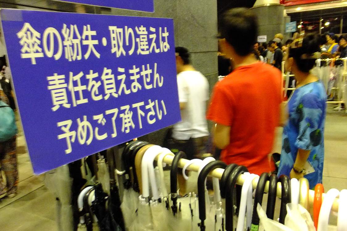 雨が降ると毎年大量のビニール傘が放置されます。