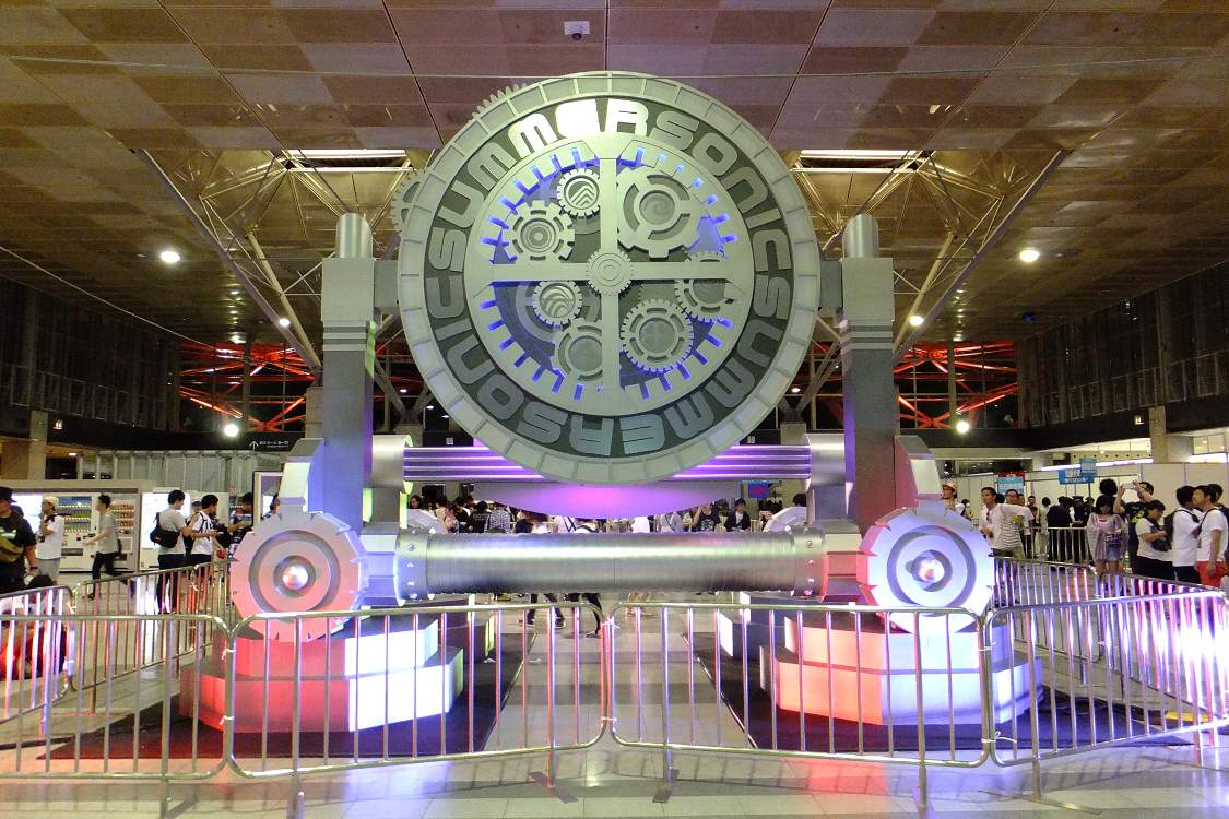 登りやすい形状からか、フェンスで囲まれていました。