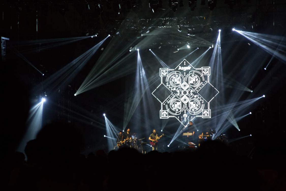 アウスゲイルのころ。6人程度のバンド編成。