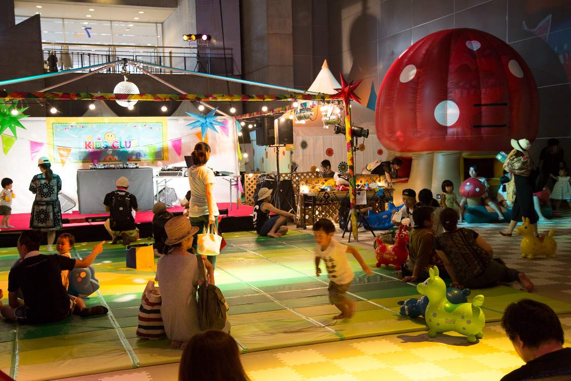 マットが敷かれているので靴を脱ぎます。