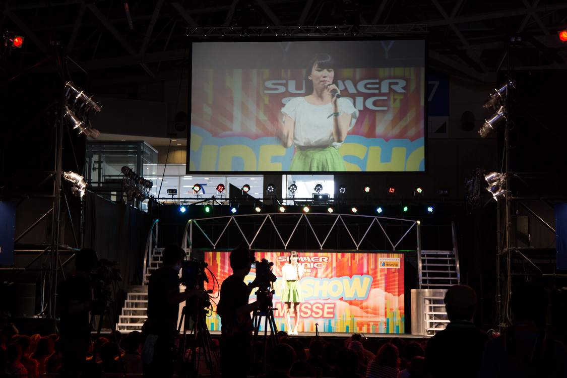 サイドショーのステージ。