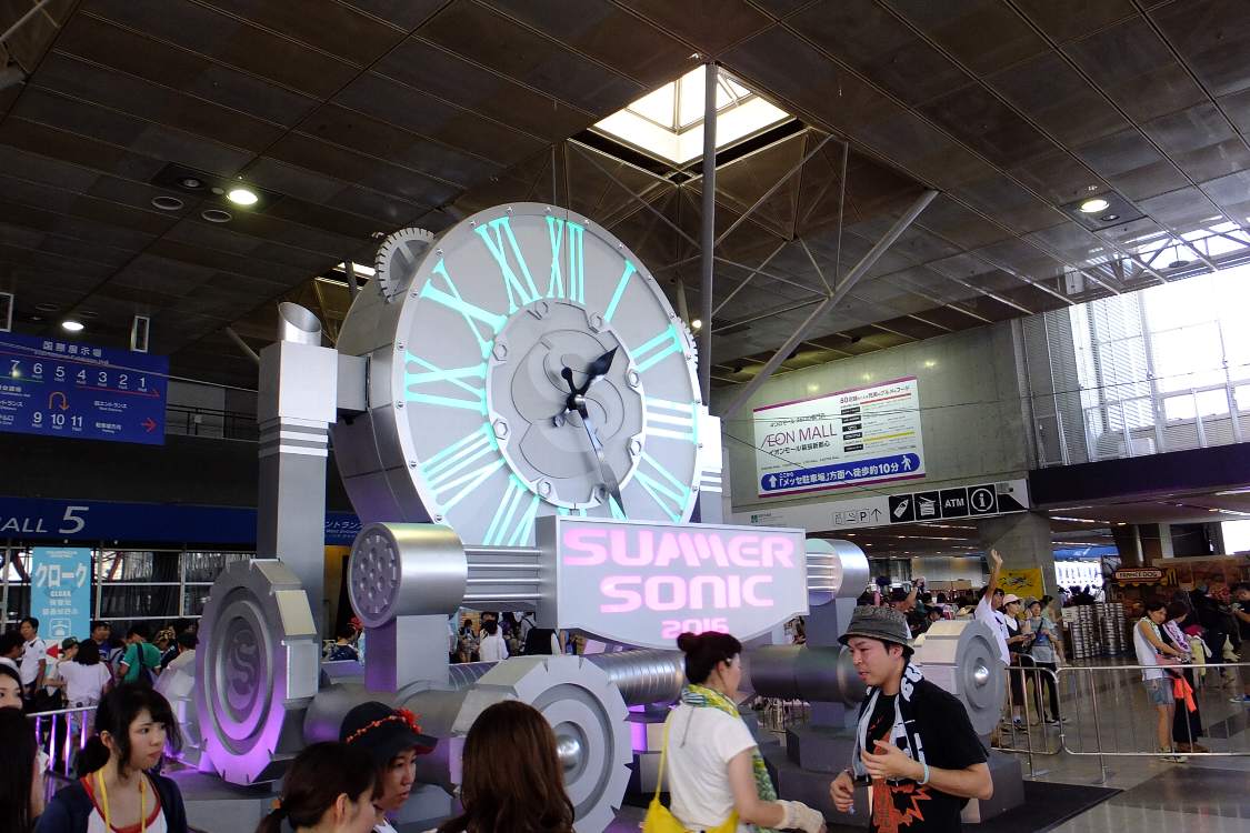 幕張メッセの入り口の装飾。時計はほぼ時間通りに稼働していました。