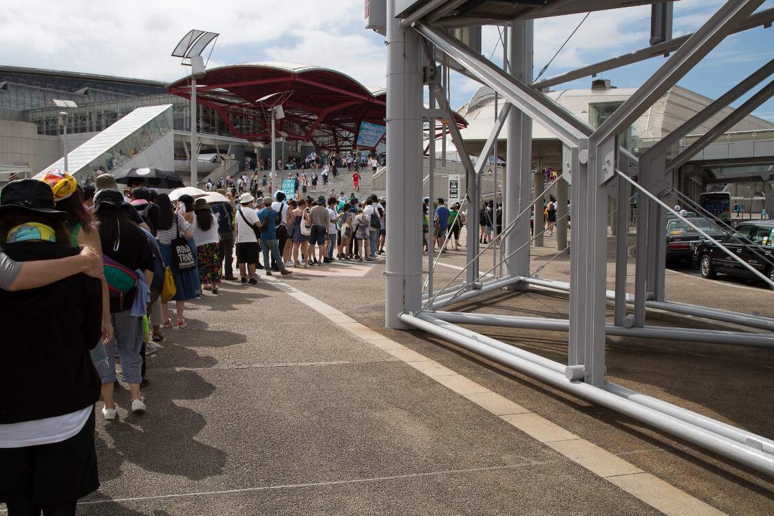 幕張メッセ側のシャトルバス乗車待ちの行列。