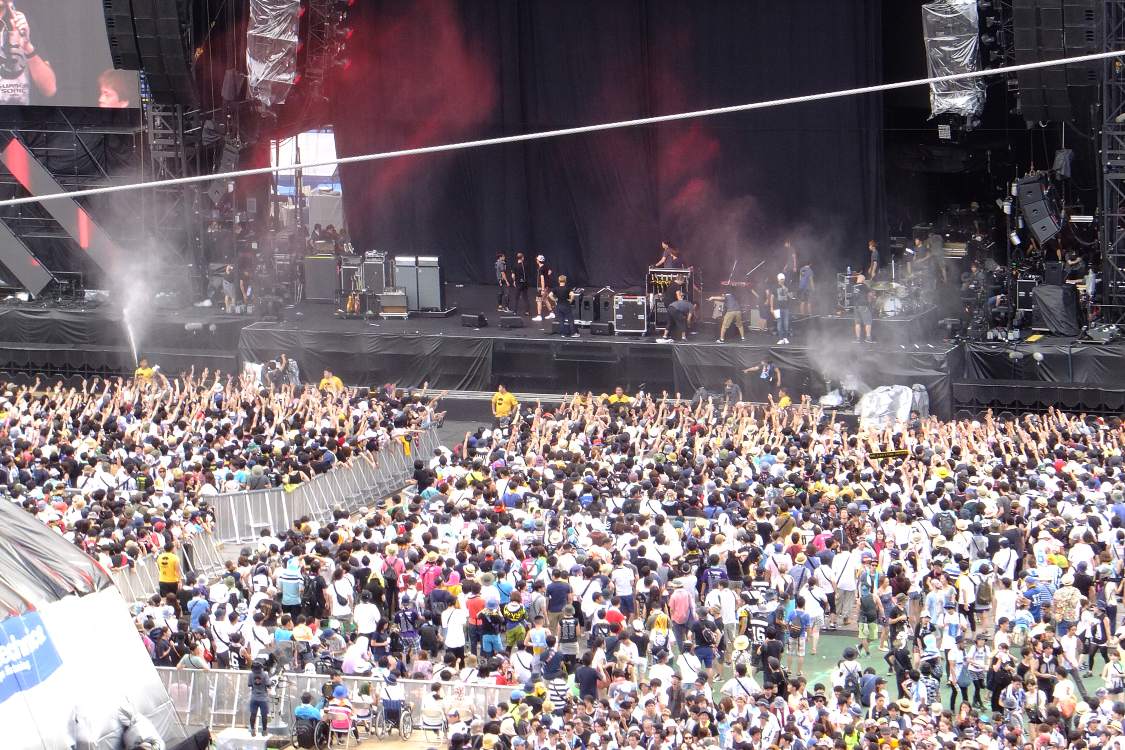 熱中症予防等のためアリーナ前方に放水。