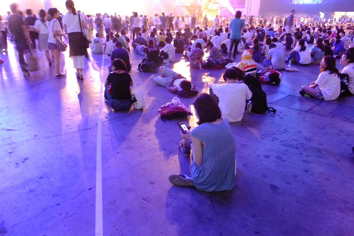 マウンテンステージの出入り口付近の床に白線があり、通路との境目を作っていました。