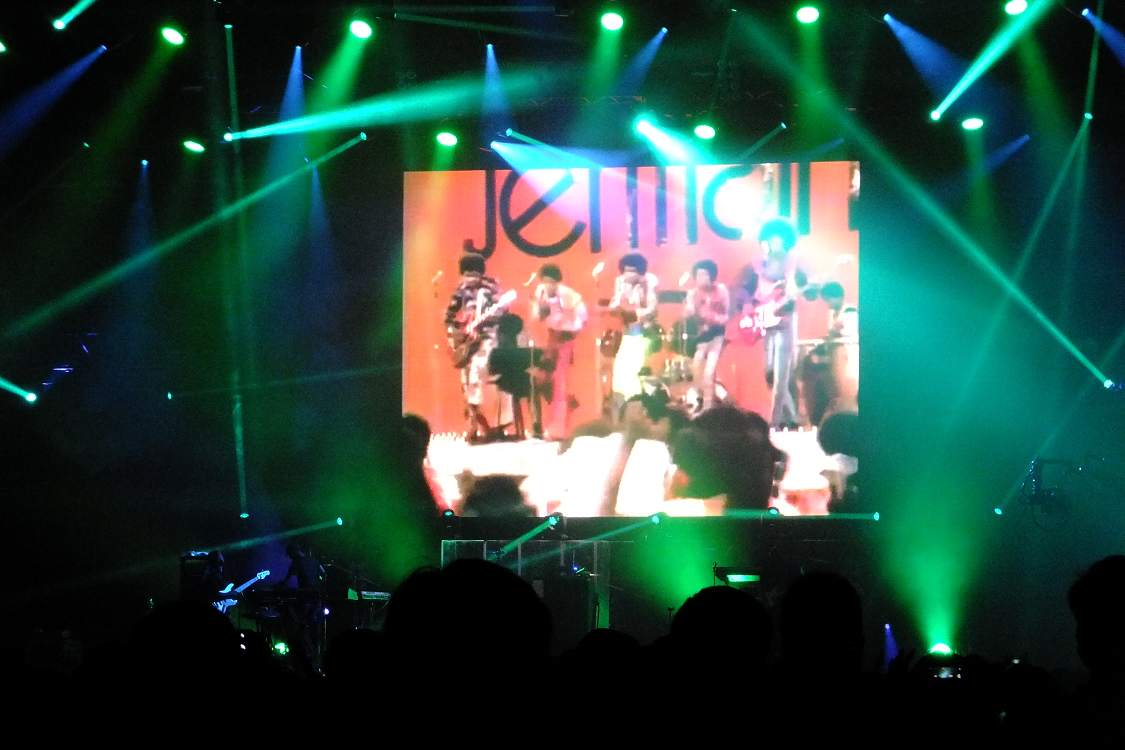 ザ・ジャクソンズのころ。ジャクソン・ファイヴ時代の映像も頻繁に流れていました。