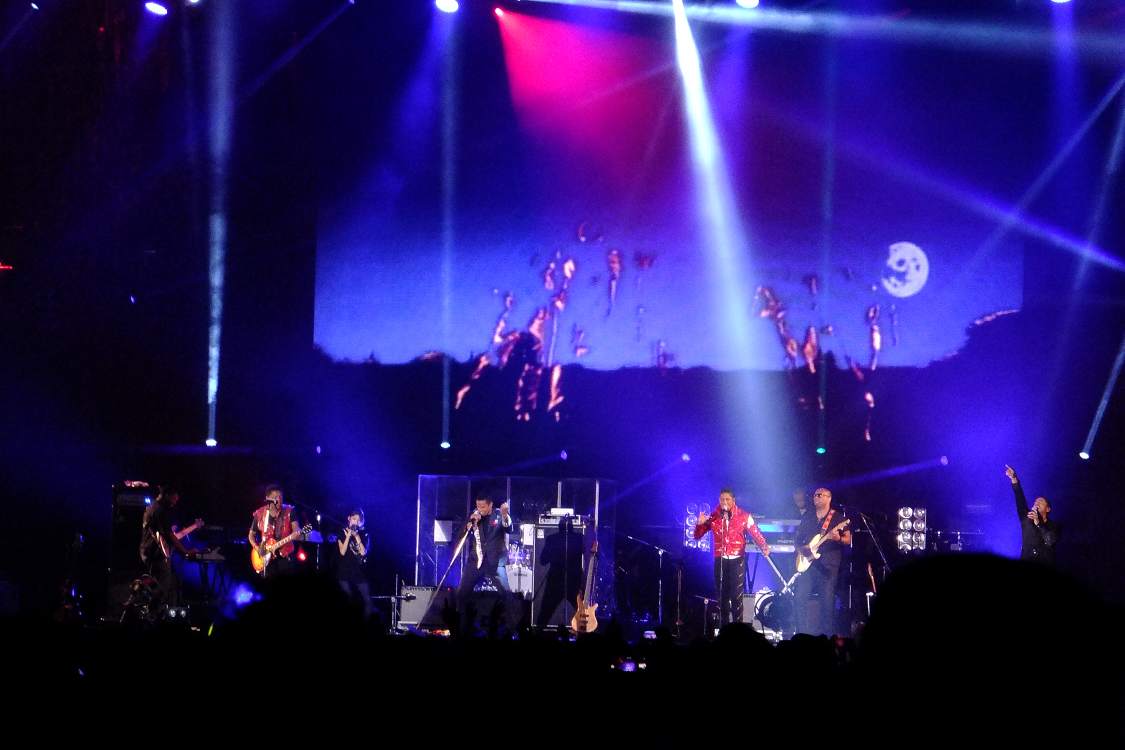 ジャクソン家の父母、ジャネット・ジャクソン、モータウンのベリー・ゴーディーのインタビュー映像を挟みながら、ジャクソン・ファイヴとジャクソンズの曲をやっていましたが、ジャクソン・ファイヴの曲の方が盛り上がります。