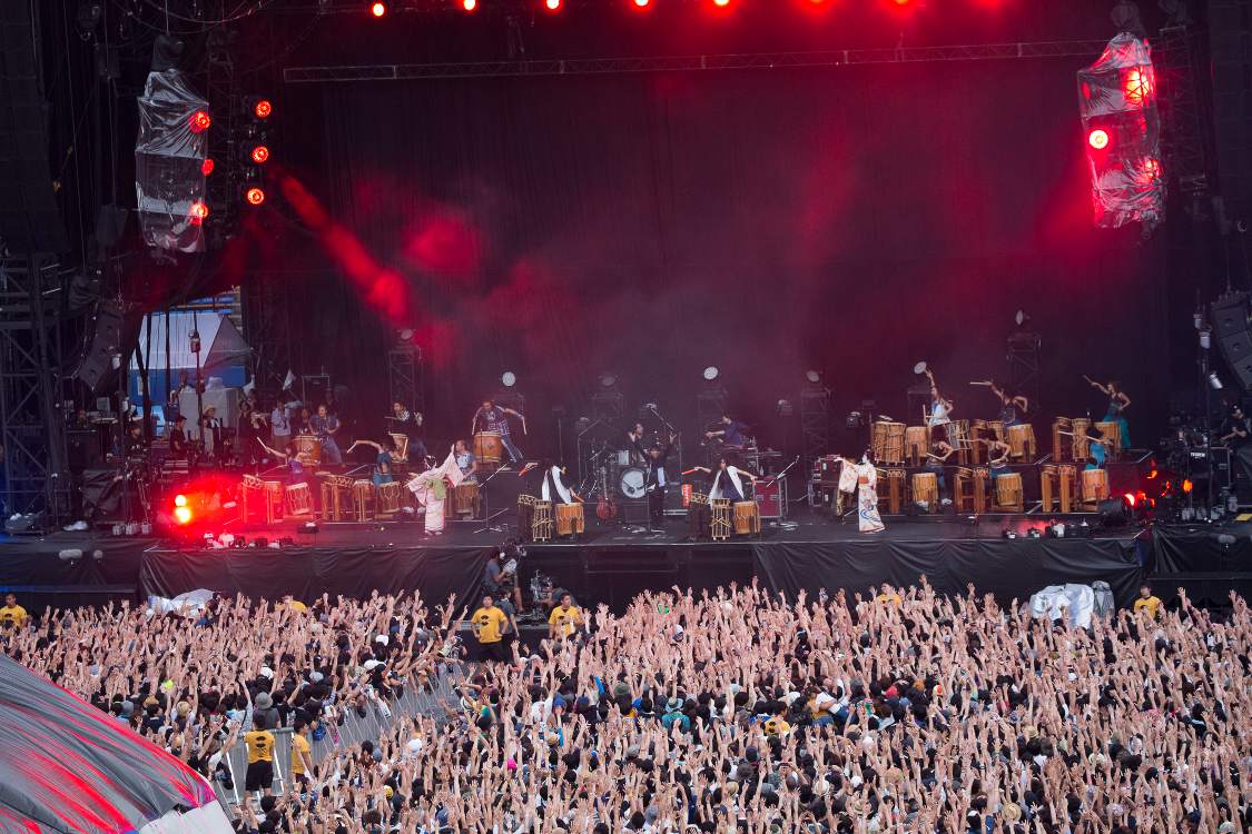 和太鼓を14人で叩いています。かつてアヴリル・ラヴィーンもマリンステージで和太鼓を使いました。