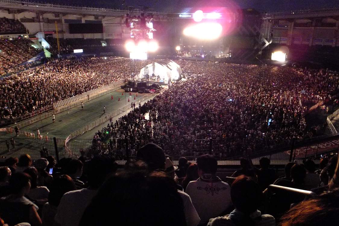 レディオヘッド開演前。アリーナは最後方まで人が入っています。