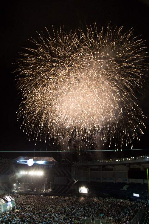 最後の花火。アリーナの後方まで人が埋まっています。