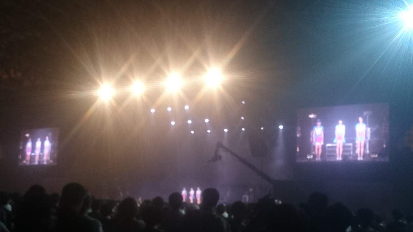 3人並んであいさつ。ヒット曲が多くなり、以前は入れていたカバー曲を入れずにメドレーを入れていました。