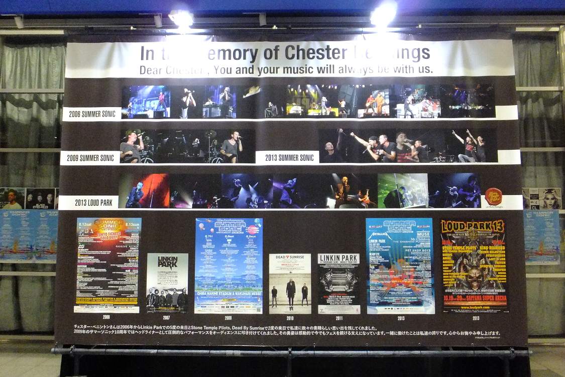 開催の1カ月前に死亡したリンキン・パークのチェスター・ベニントンが、過去にサマーソニック、ラウドパークに出た時の写真を掲示していました。