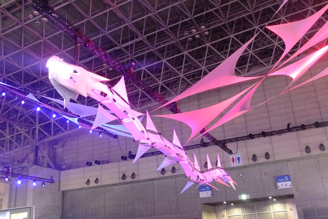 ドラゴンを模した天井の装飾。時々口から煙を吐いていました。