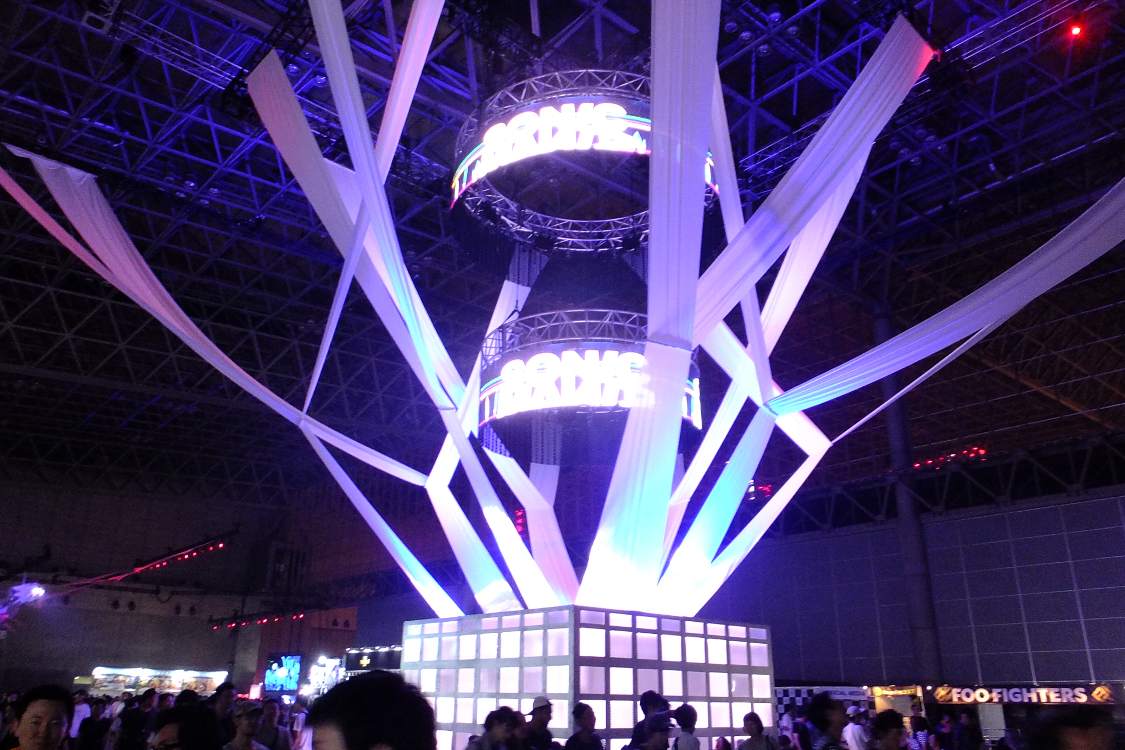 サマーソニックの装飾もソニックマニア向けの表示が流れます。