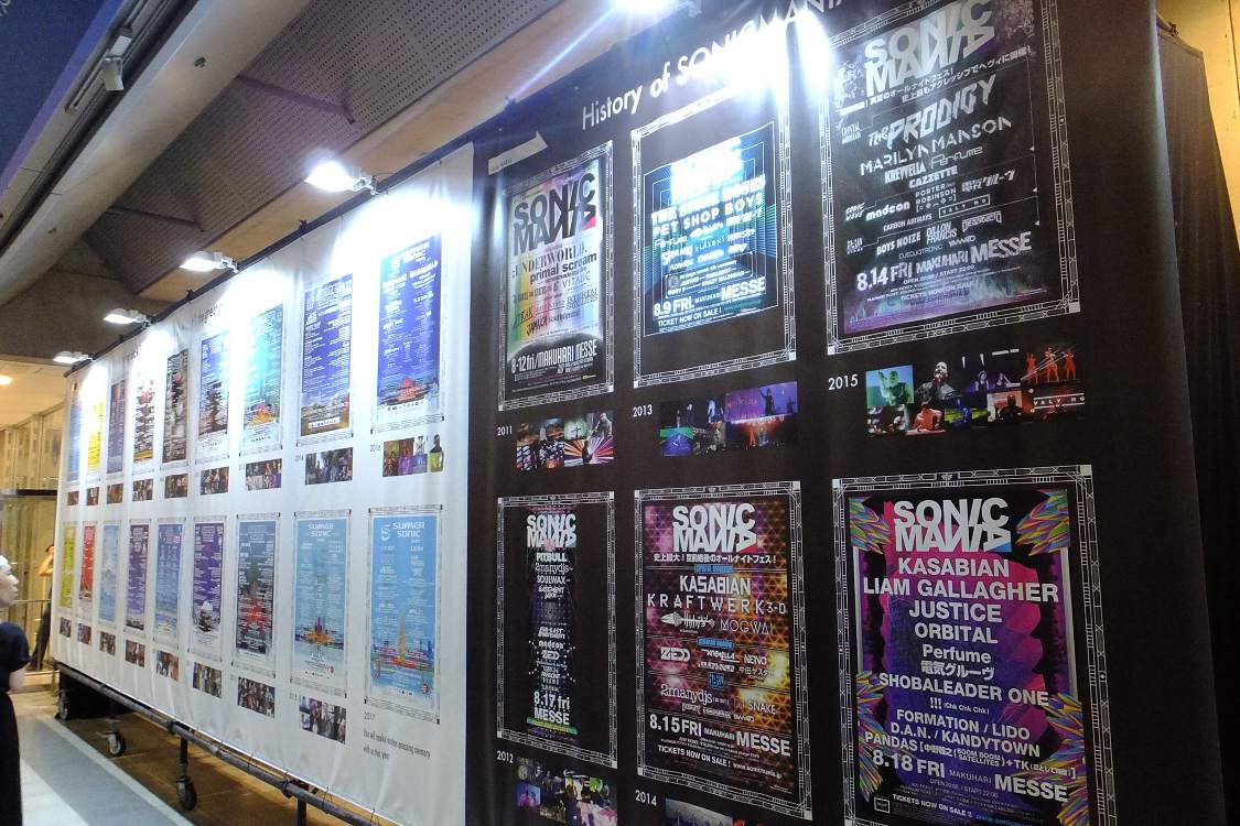 過去のサマーソニックとソニックマニアのポスター。