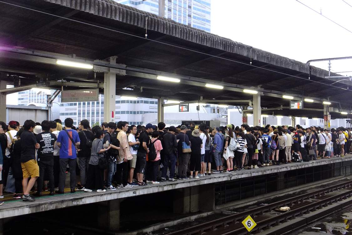 早朝の海浜幕張駅。東京行きホームは混雑。