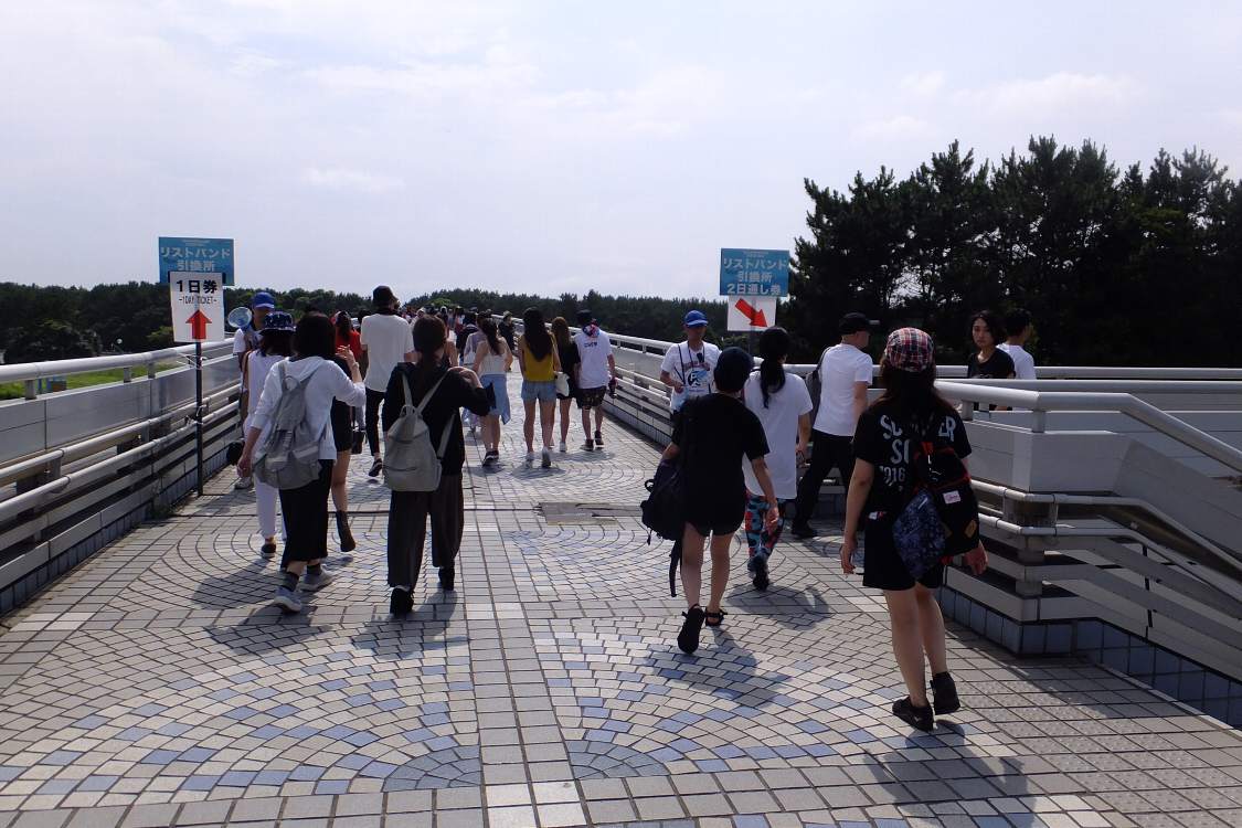 幕張海浜公園橋を通過。1日券と通し券ではリストバンド交換所の場所が違っています。