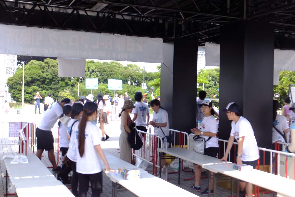 入場口の下に通し券のリストバンド交換所がありました。