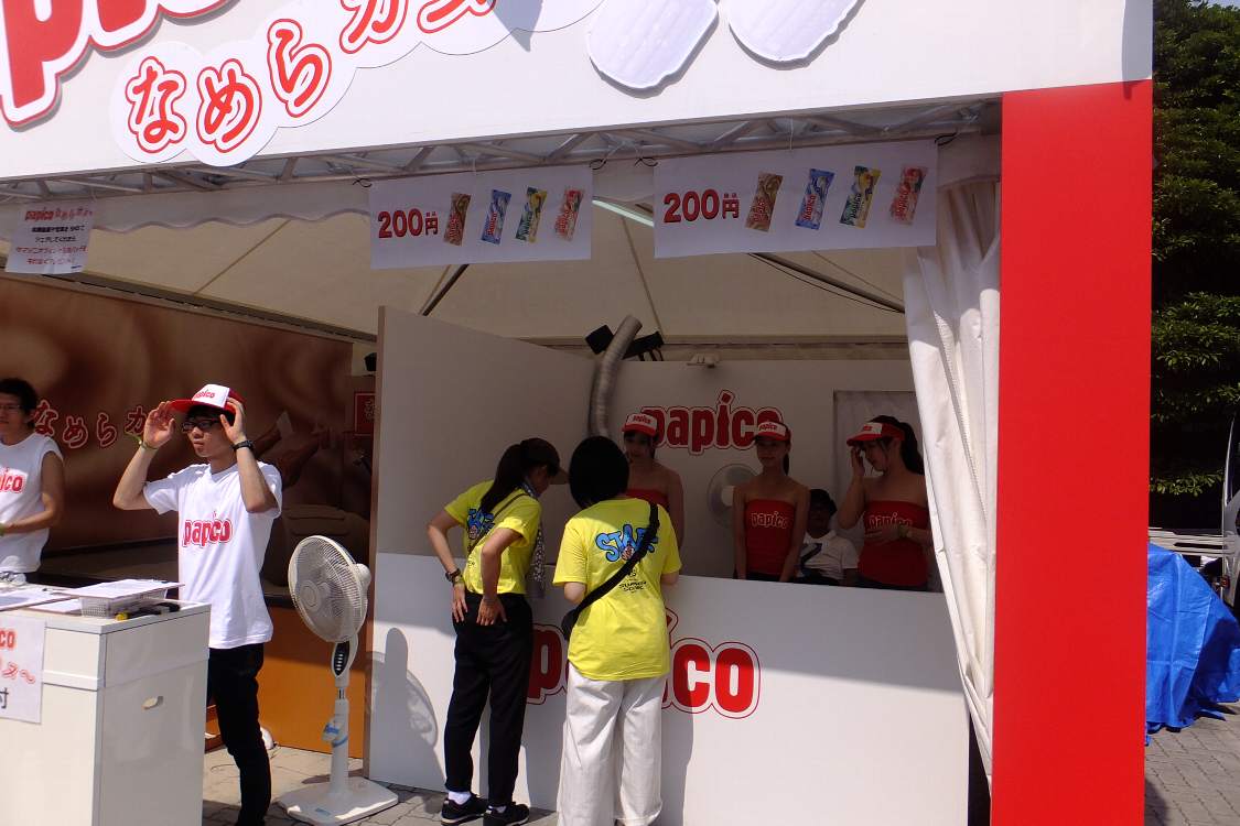 近年、テントの左側でイベントをやっています。