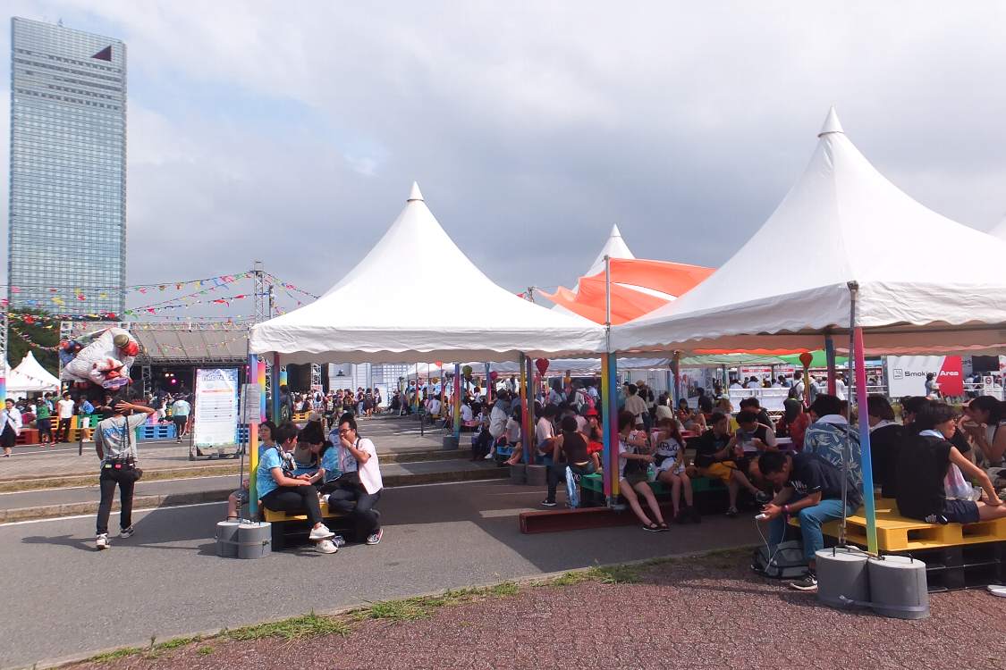 ステージ前はテント付きの休憩所を兼ねます。