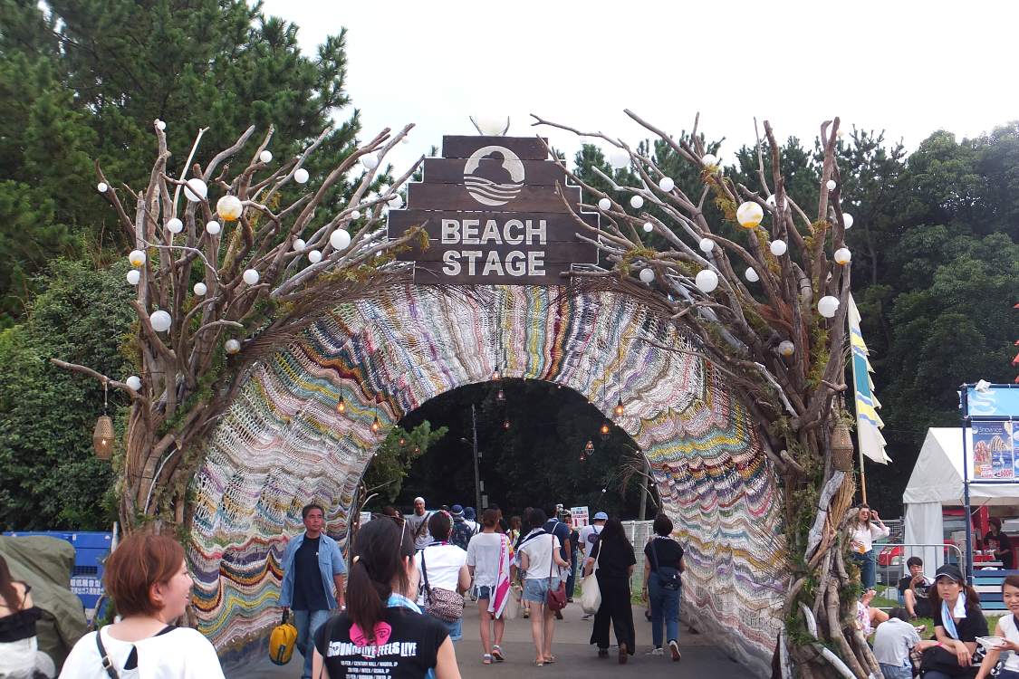 ビーチステージへの入り口。