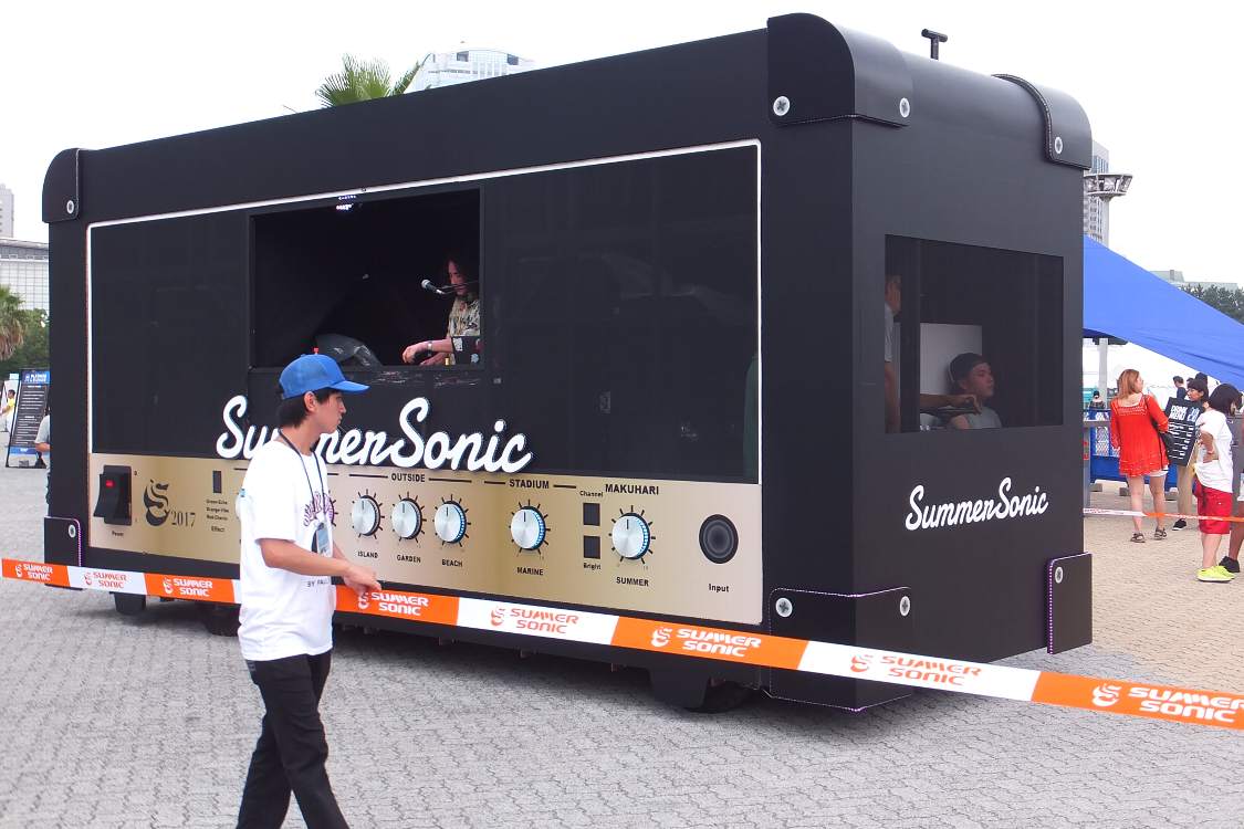 自走式なのでベースは小型バスか。