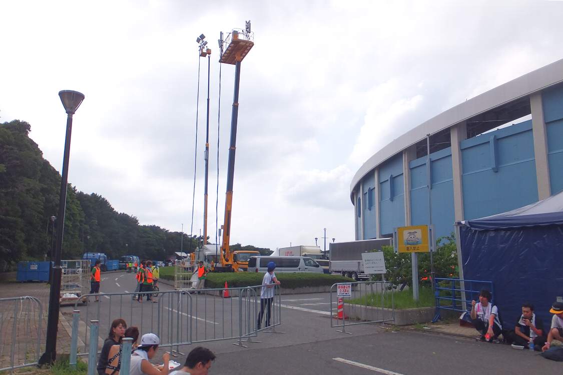 携帯電話用の臨時アンテナ。都市部のイベントでも万単位の人が集まれば臨時アンテナを立てるようです。