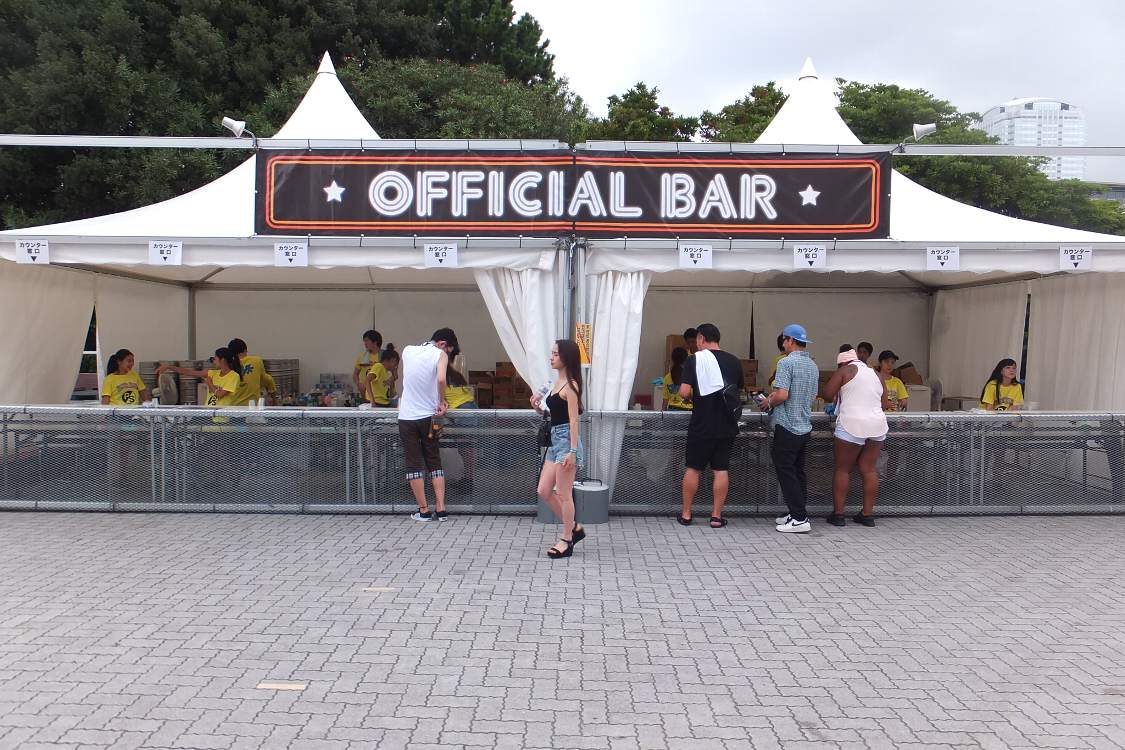 マリンステージのインフォメーション近くにある公式バー。昨年まであった小型のステージがなくなりました。