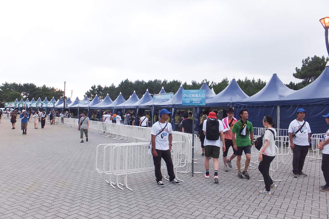 アーティストグッズ、公式グッズ売り場。