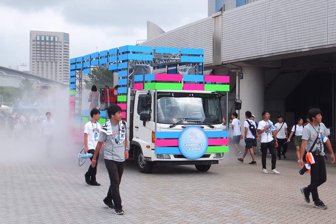 マリンステージ外周で水を噴射するトラック。昨年よりデザインが簡素です。