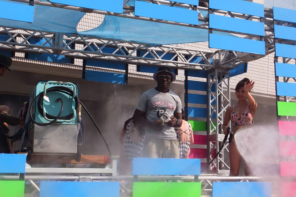 女性3人と男性1人が乗っていますが、男性は放水していません。