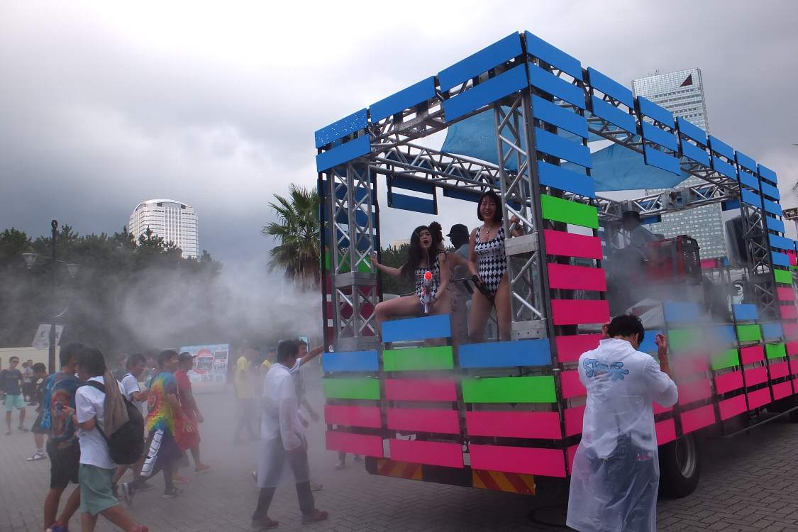 放水車は2013年からあり、乗る女性は毎年変わりますが、今年は公式に案内がありませんでした。