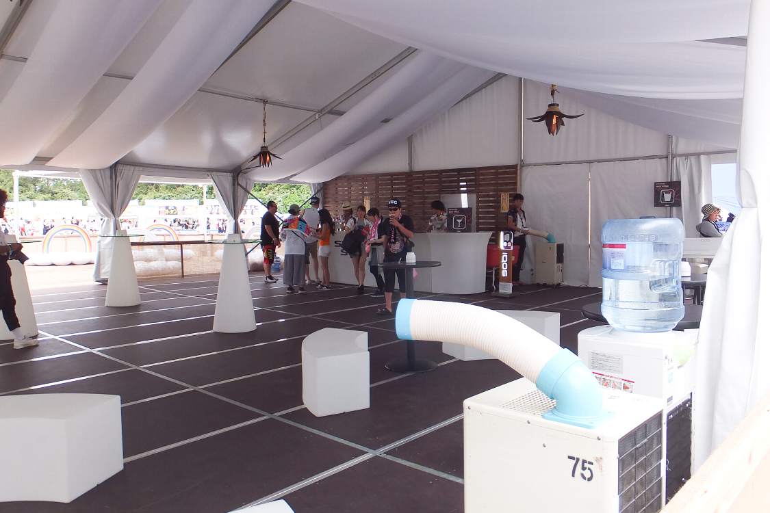 プラチナムラウンジの中。バーもあります。