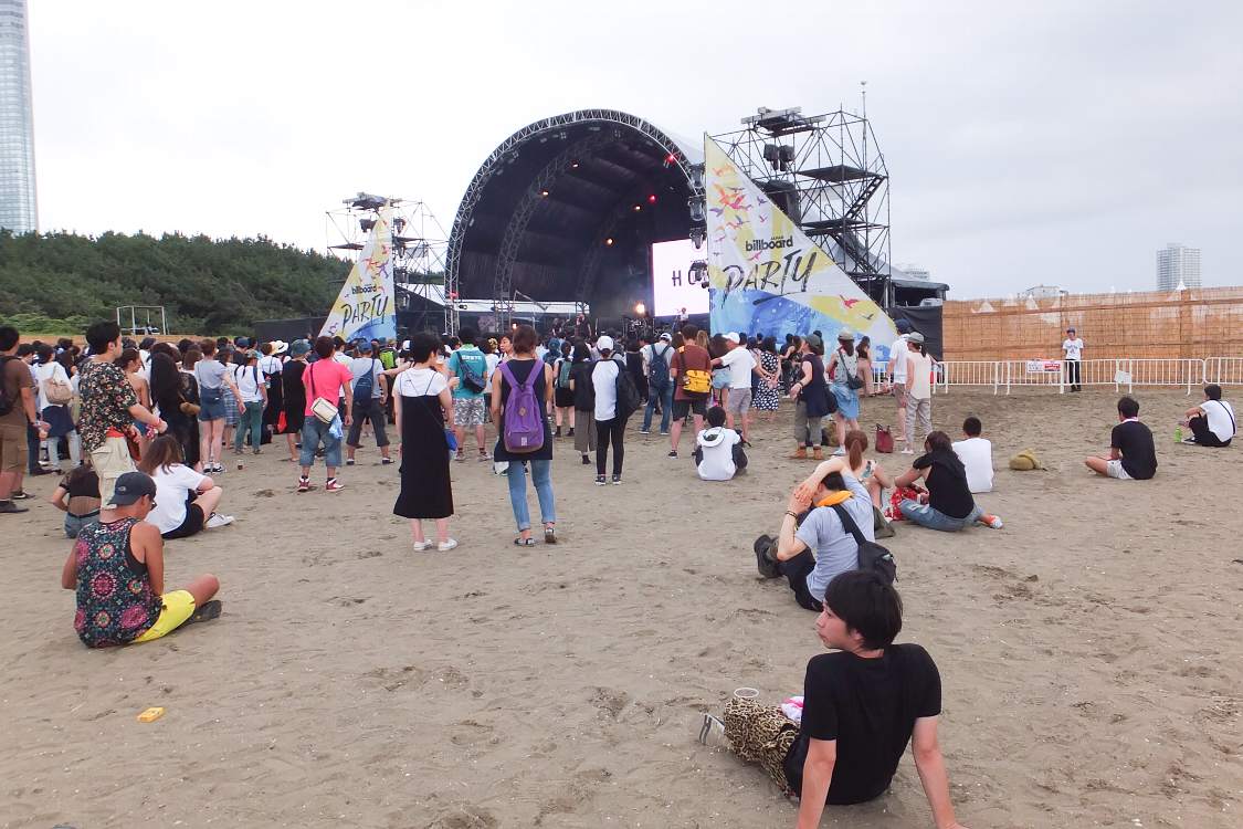 アーティストによっては砂浜に座っても公演を見ることができます。