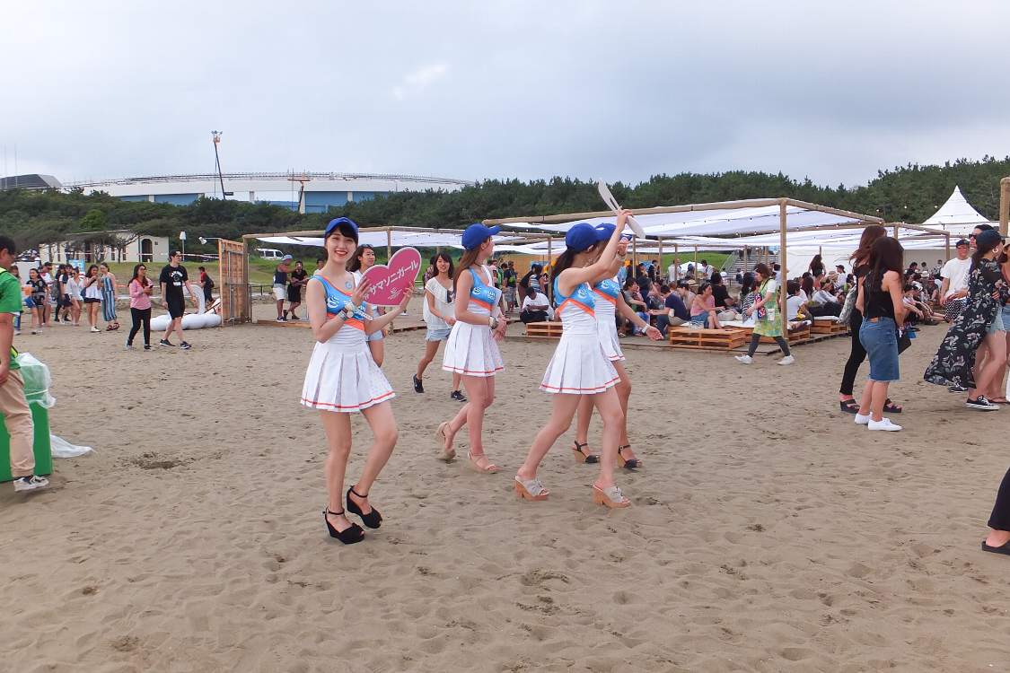 定期巡回する「サマソニガール」と呼ばれる女性。