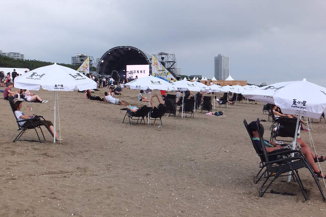 ビーチパラソルからも公演が見られますが、ステージは遠いのでアーティストの動きは見えにくい。