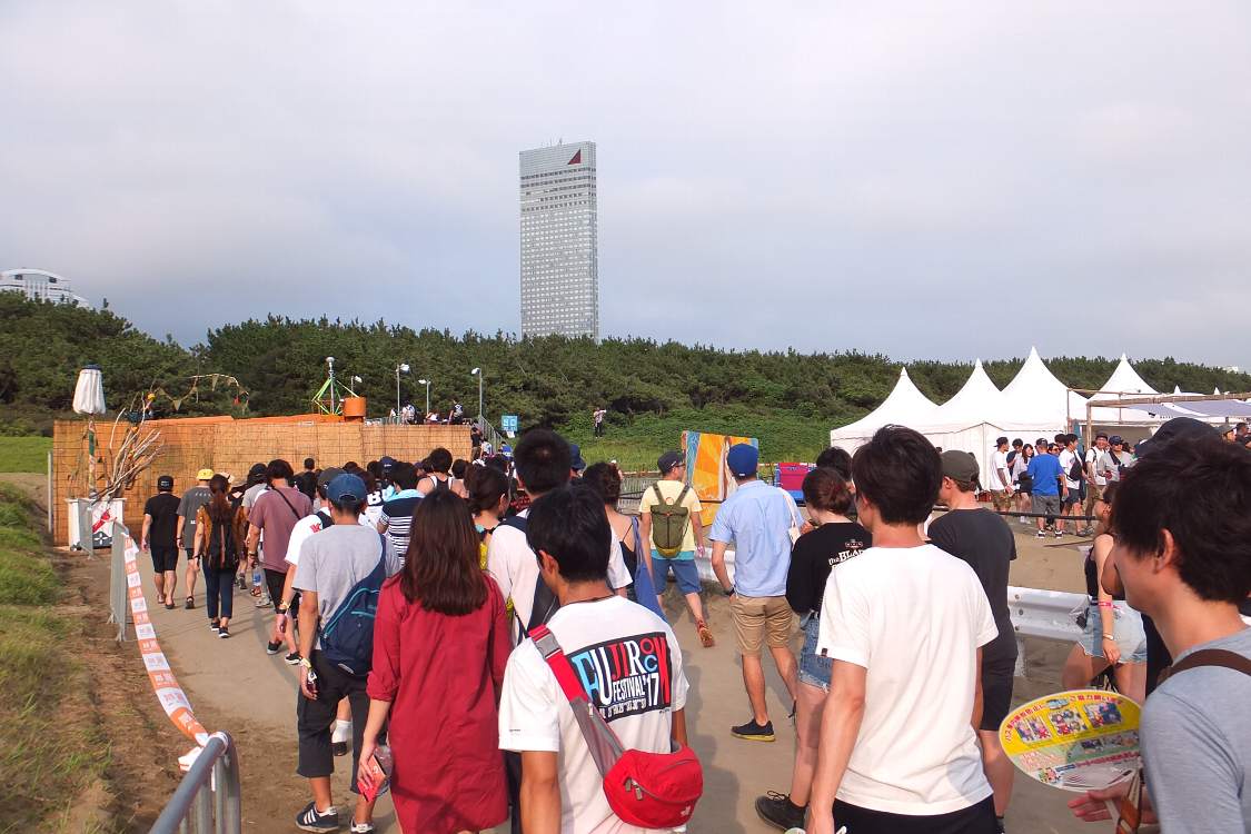 ビーチステージから退場。