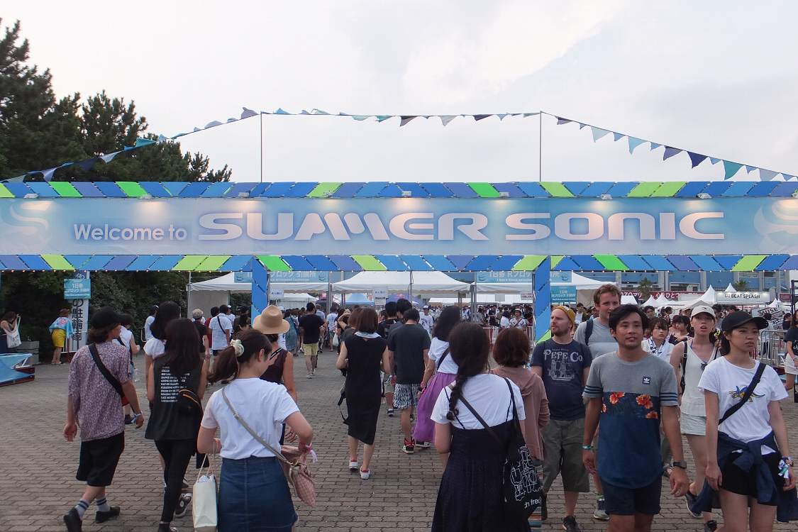 リストバンド引換所の手前にある横断幕。