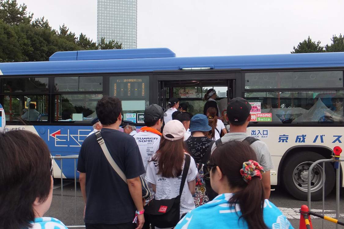 乗る時は後部からのみ。降りる時は通常。前後のドアから降車できます。