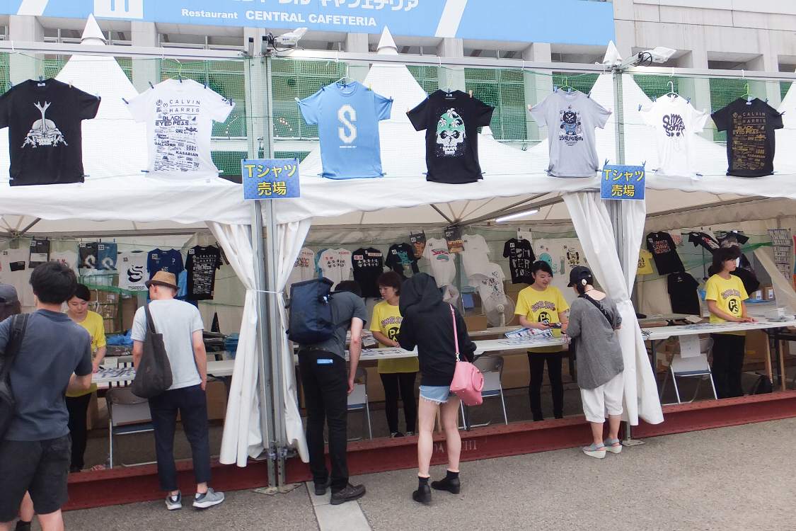 公式グッズのみで、アーティストグッズはありません。アーティストグッズは幕張メッセの内部にあります。