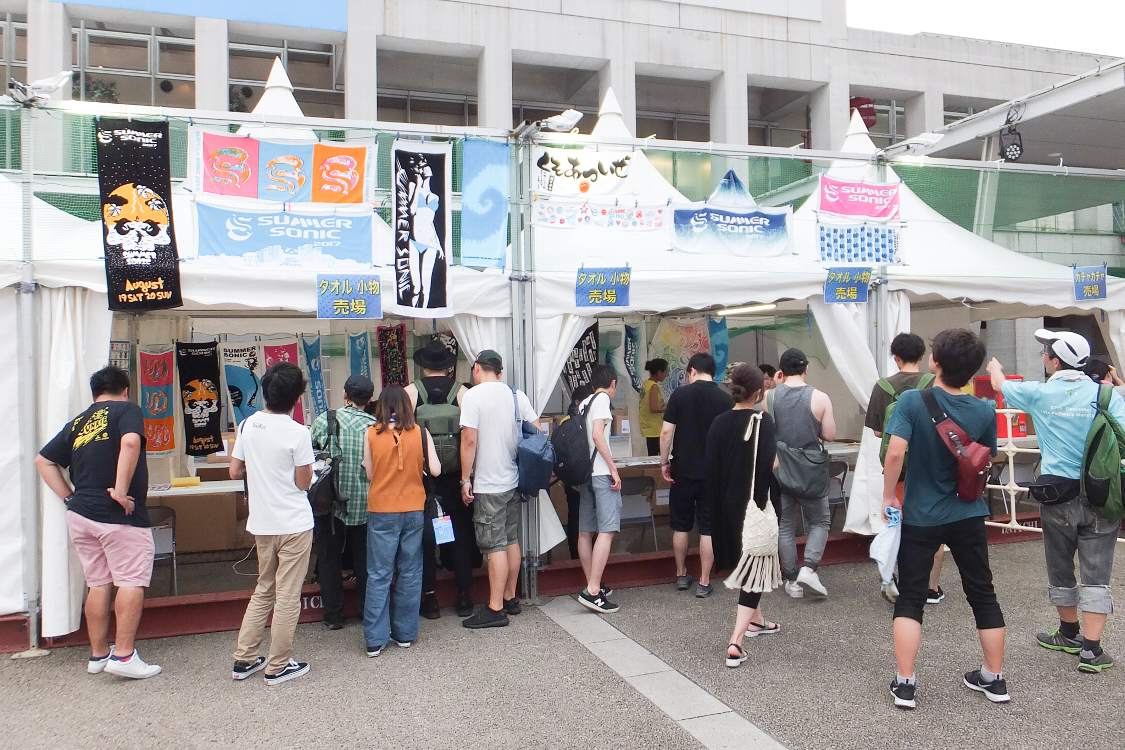 幕張メッセの外にある公式グッズ売り場。