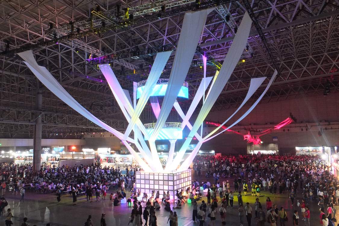 幕張メッセ内、インフォメーションがあるホール。