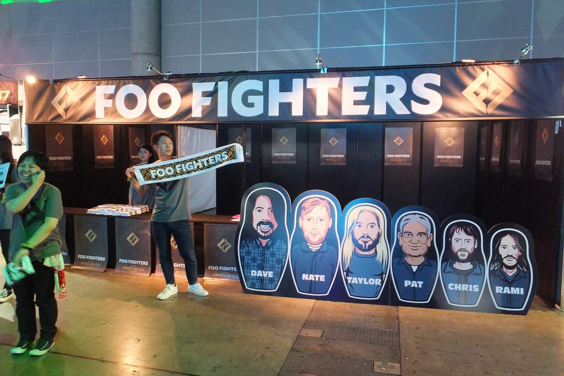 かつてトム・ヨークのコーナーがありましたが、今回はフー・ファイターズのタオル販売のコーナーがありました。