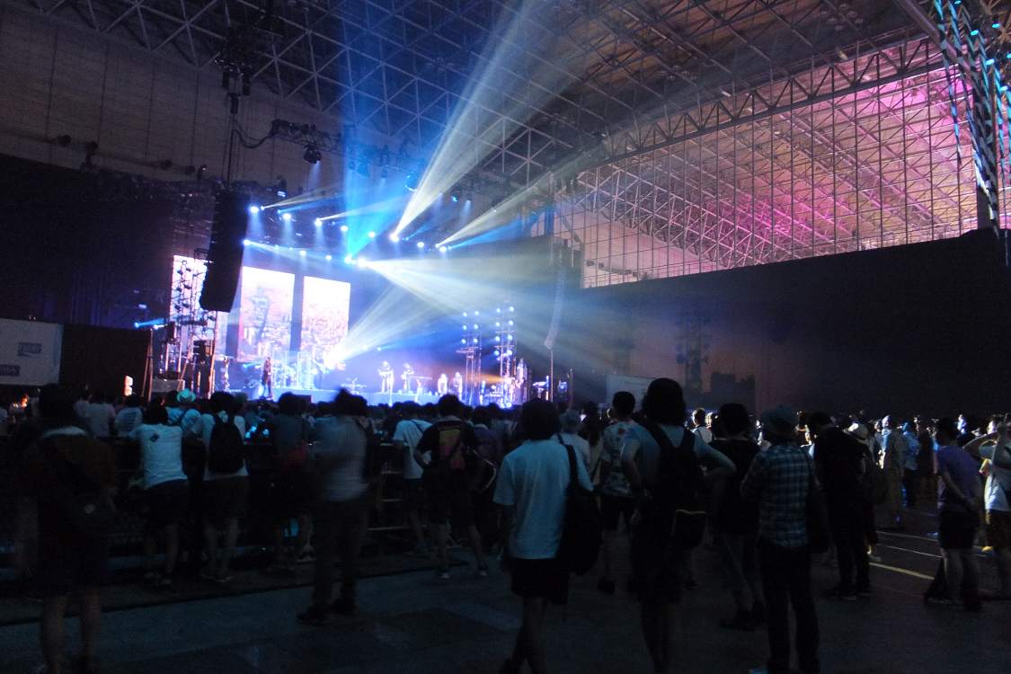 幕張メッセ内のソニックステージ。マウンテンステージの半分から3分の1くらいの大きさ。