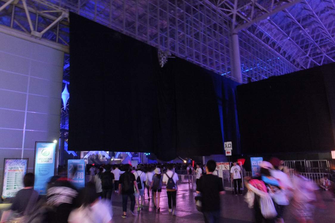 幕張メッセ内のマウンテンステージ入り口。大きな暗幕が下がっています。