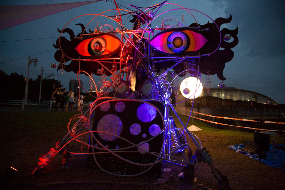 反対側は顔に見えます。